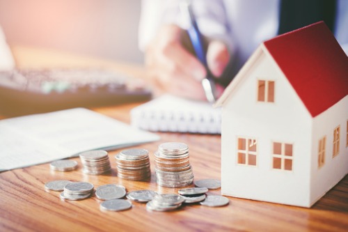 These are the pros and cons of refinancing your mortgage 